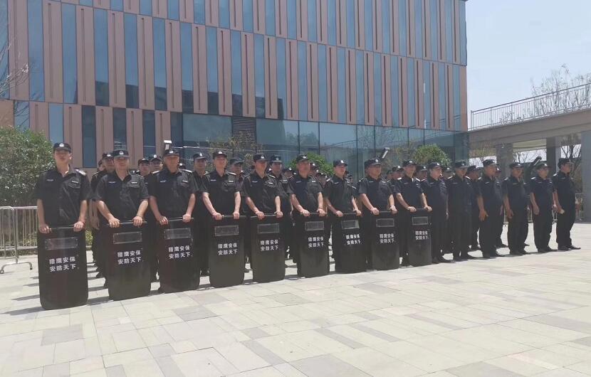 漢江夢開盤，湖北獵鷹保安公司繼續(xù)維護現(xiàn)場秩序