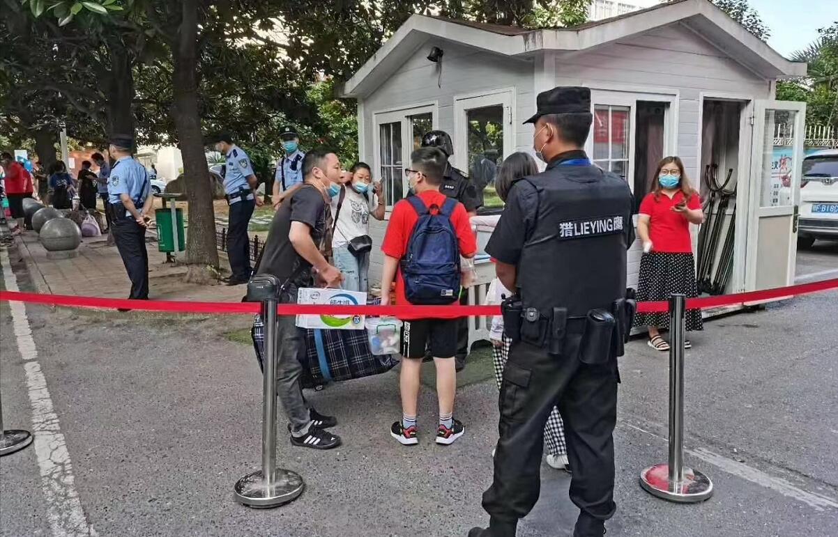 襄陽獵鷹保安公司全力護航“開學(xué)季”