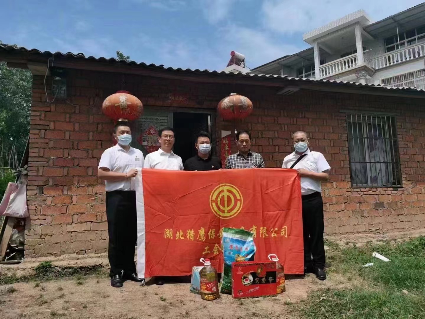 端午節(jié)將至，獵鷹企業(yè)組織員工走進鄉(xiāng)村，為老人送去生活物資