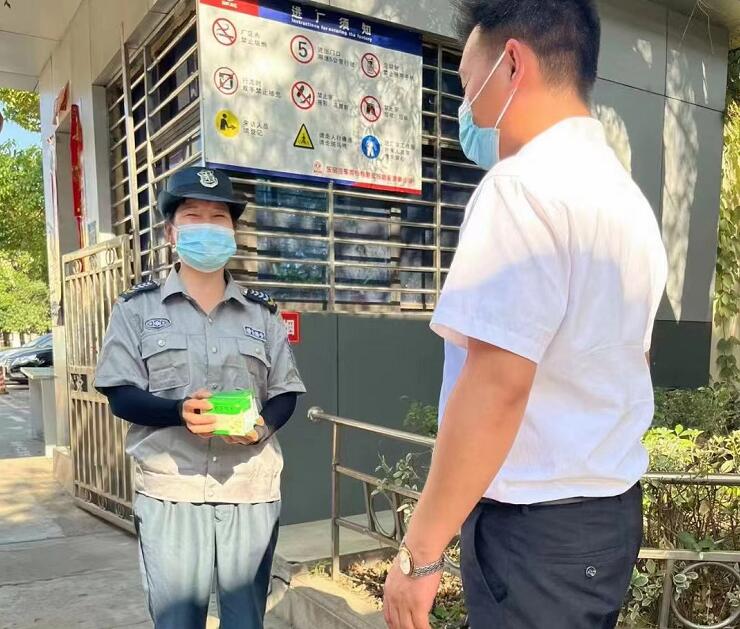 湖北獵鷹保安公司，關愛隊員，為隊員送去防暑物資