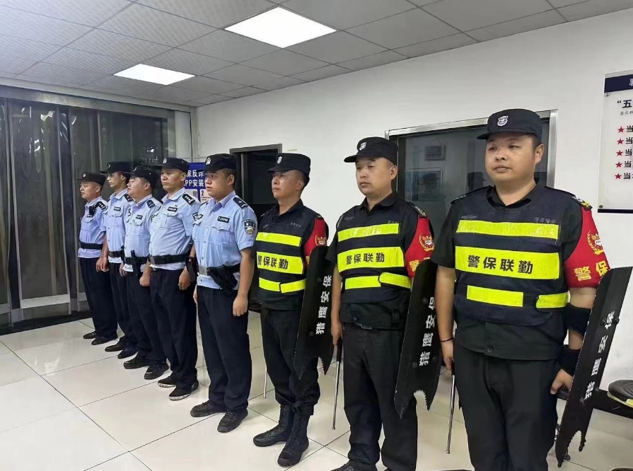 獵鷹保安公司配合車城派出所全力守護(hù)城市“煙火氣”。